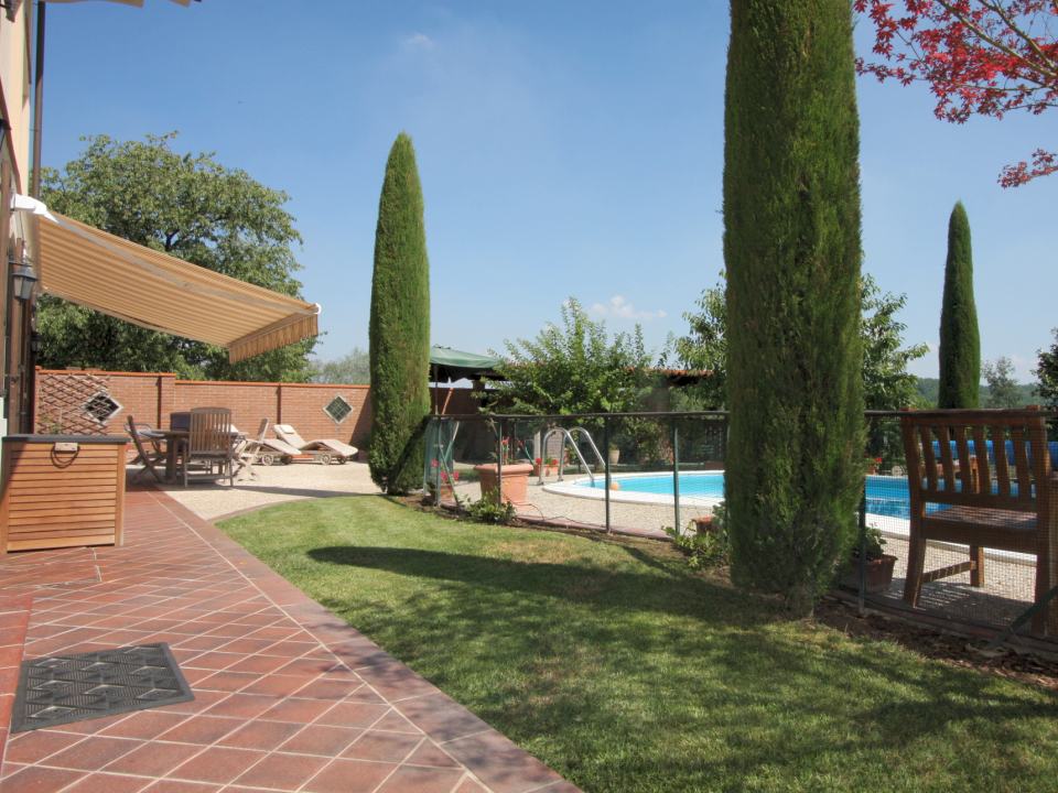 The garden area with swimming pool